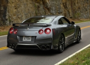 开云在线直播-当红黑条纹遇见蓝白旗帜，AC米兰与法国的宿命对决，以及无处不在的C罗魅影