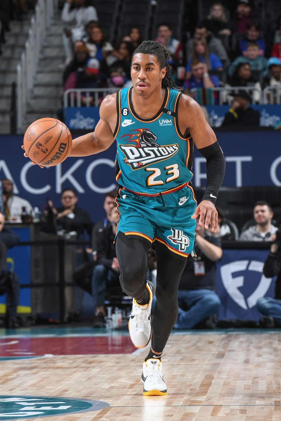 关于鹈鹕强势雄鹿B队，戈贝尔惊艳世界的信息