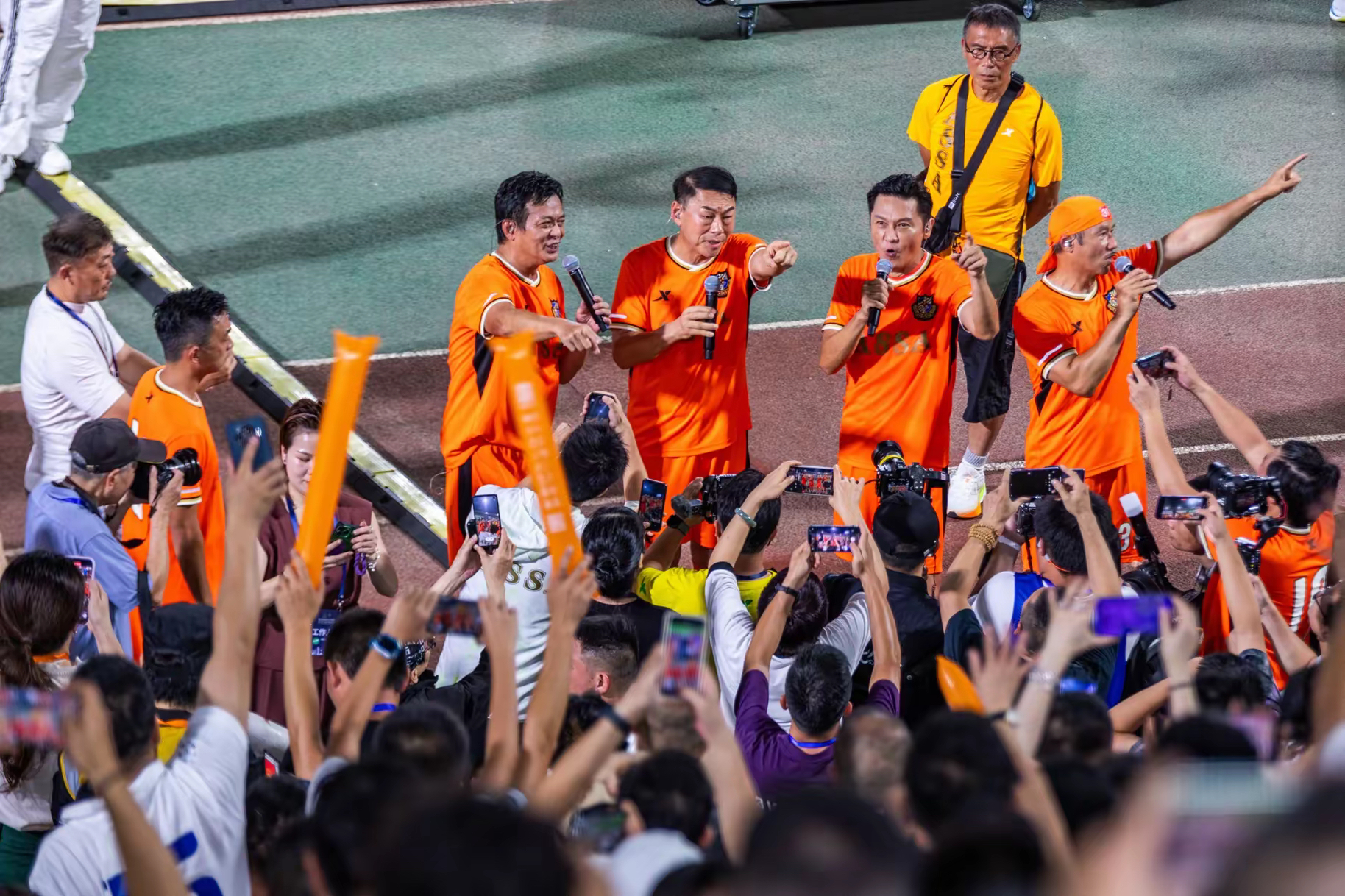 足球比赛展现球员激情，感染现场观众的简单介绍