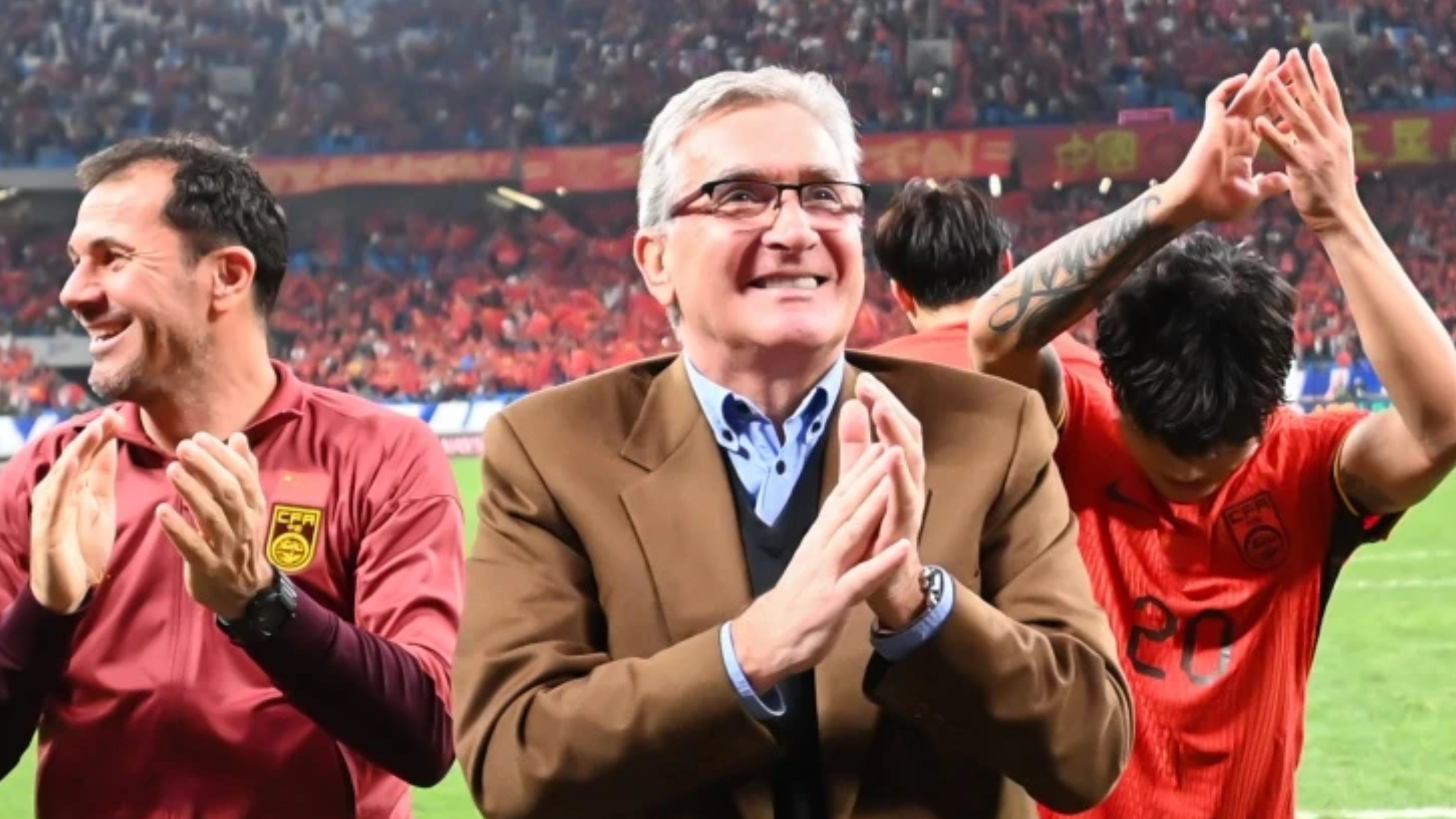 包含AC米兰主教练喊话球员，要求保持专注的词条