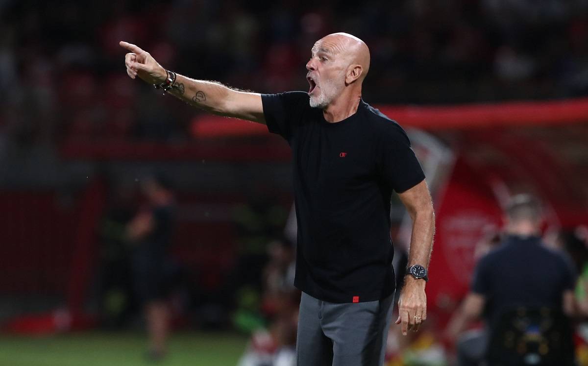 包含AC米兰主教练喊话球员，要求保持专注的词条