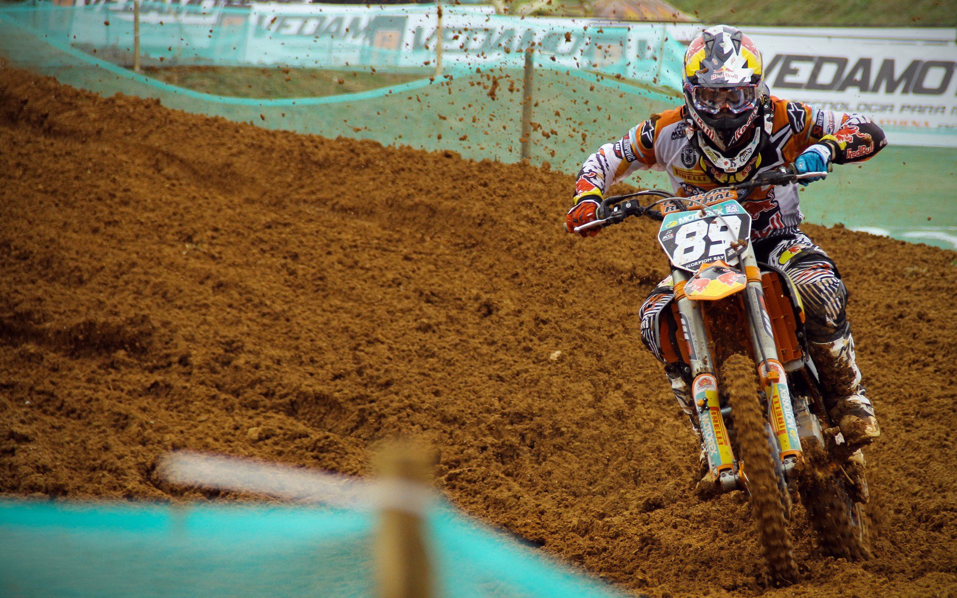 佩德里逆境绽放,拜仁惊险突围,一场压力下的双重证明