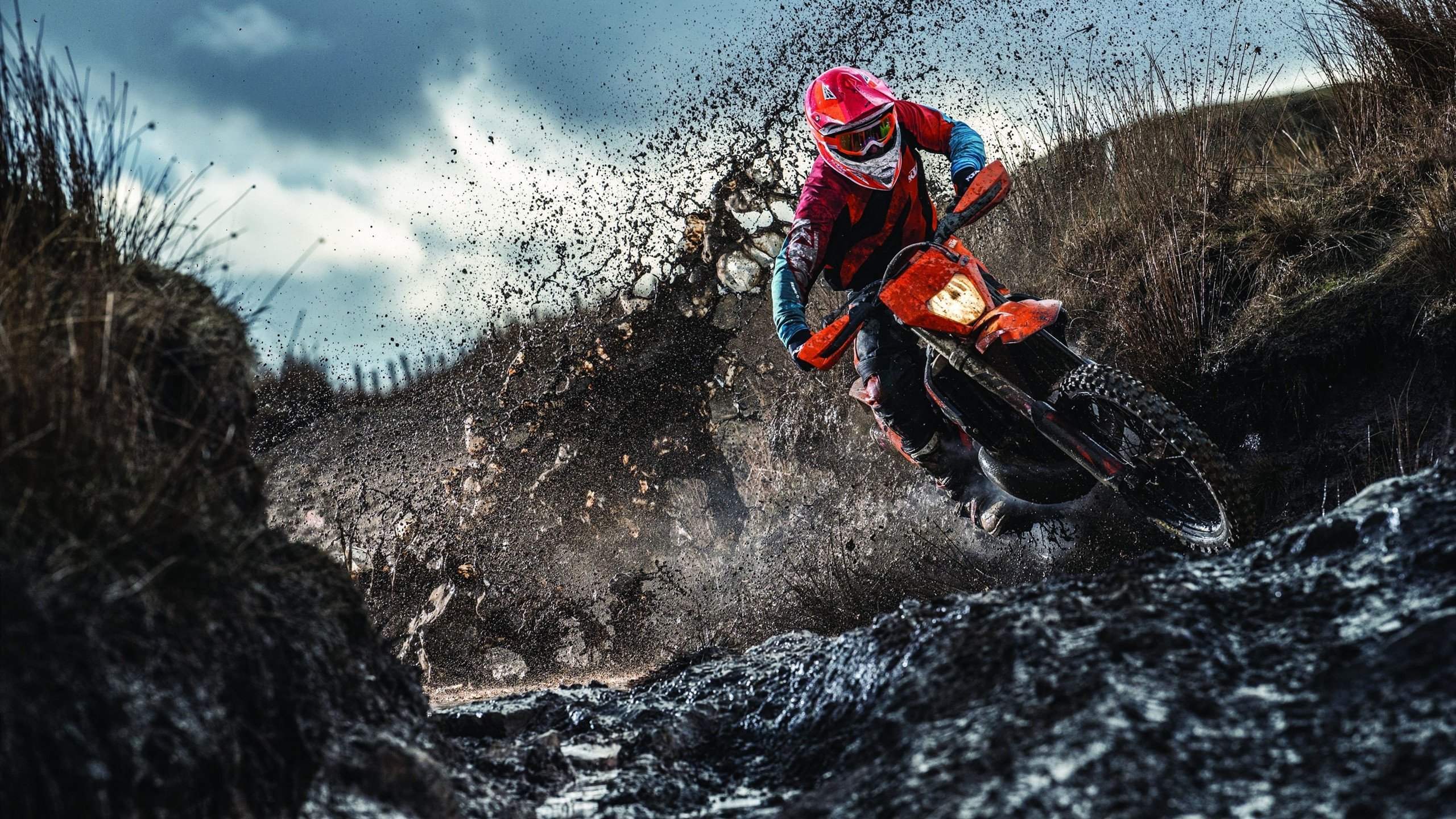 赛道上的逆袭,周冠宇领衔阿斯顿马丁碾压雷诺车队,书写F1新传奇